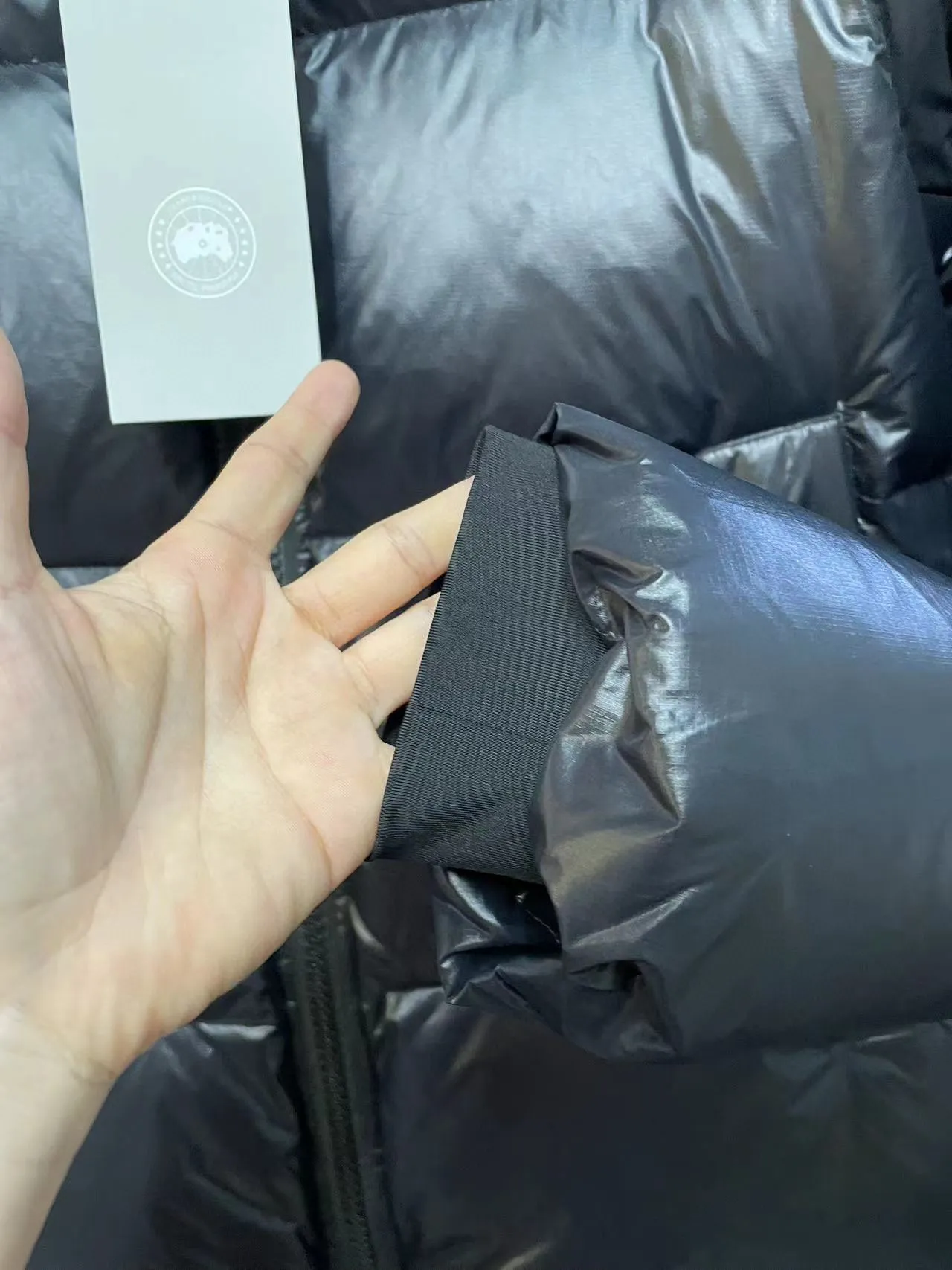 P780 Black Black Label Top Version 𝘾𝘼𝙉𝘼𝘿𝘼 𝙂𝙊𝙊𝙎𝙀/Canada Goose 2023 Limited New Crofton Puff Down Jacket Pure Guangzhou Inspection 95 White Duck Down Filling‼  Top version, ceiling level‼ Crofton soft bread, the latest style in 2023, has a cold protection effect of up to level 4. It is made of recycled Feather-Light tear-resistant fabric. It is ultra-light and has no weight on the upper body at all! The unique black label highlights your temperament‼  Canada Goose, a Canadian brand, has always been recognized as the warmest down jacket. Various Instagram celebrities, Internet celebrities, and celebrities often wear it for street photos. I do Canada Goose every year, but I still can’t get rid of my love for geese. No matter how cold the winter is, there is no need to be afraid, because there are geese! Filled with 80% white duck down, Canada Goose is the legendary warmest down jacket and is known as a must-have for Arctic outdoor sports! The most popular down jacket in the world, celebrities are rushing to buy it, it is a must-have! Same style for men and women Size: S-XXL